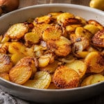Klassische Bratkartoffeln mit Zwiebeln auf einem Teller