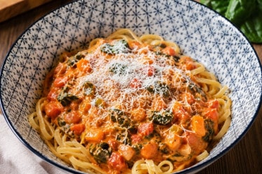 Mangoldnudeln in cremiger Tomatensoße auf einem Teller