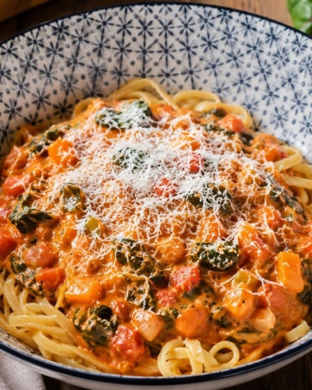 Mangoldnudeln in cremiger Tomatensoße auf einem Teller