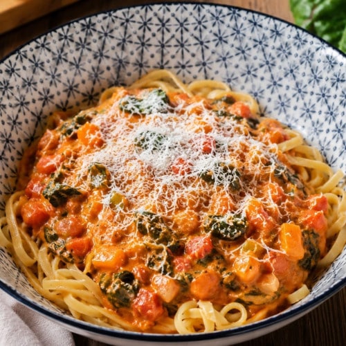 Mangoldnudeln in cremiger Tomatensoße auf einem Teller