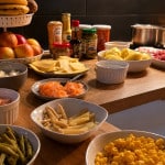 Verschiedene Zutaten fürs Raclette auf der Küchenarbeitsplatte