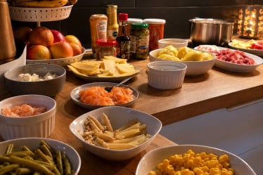 Verschiedene Zutaten fürs Raclette auf der Küchenarbeitsplatte