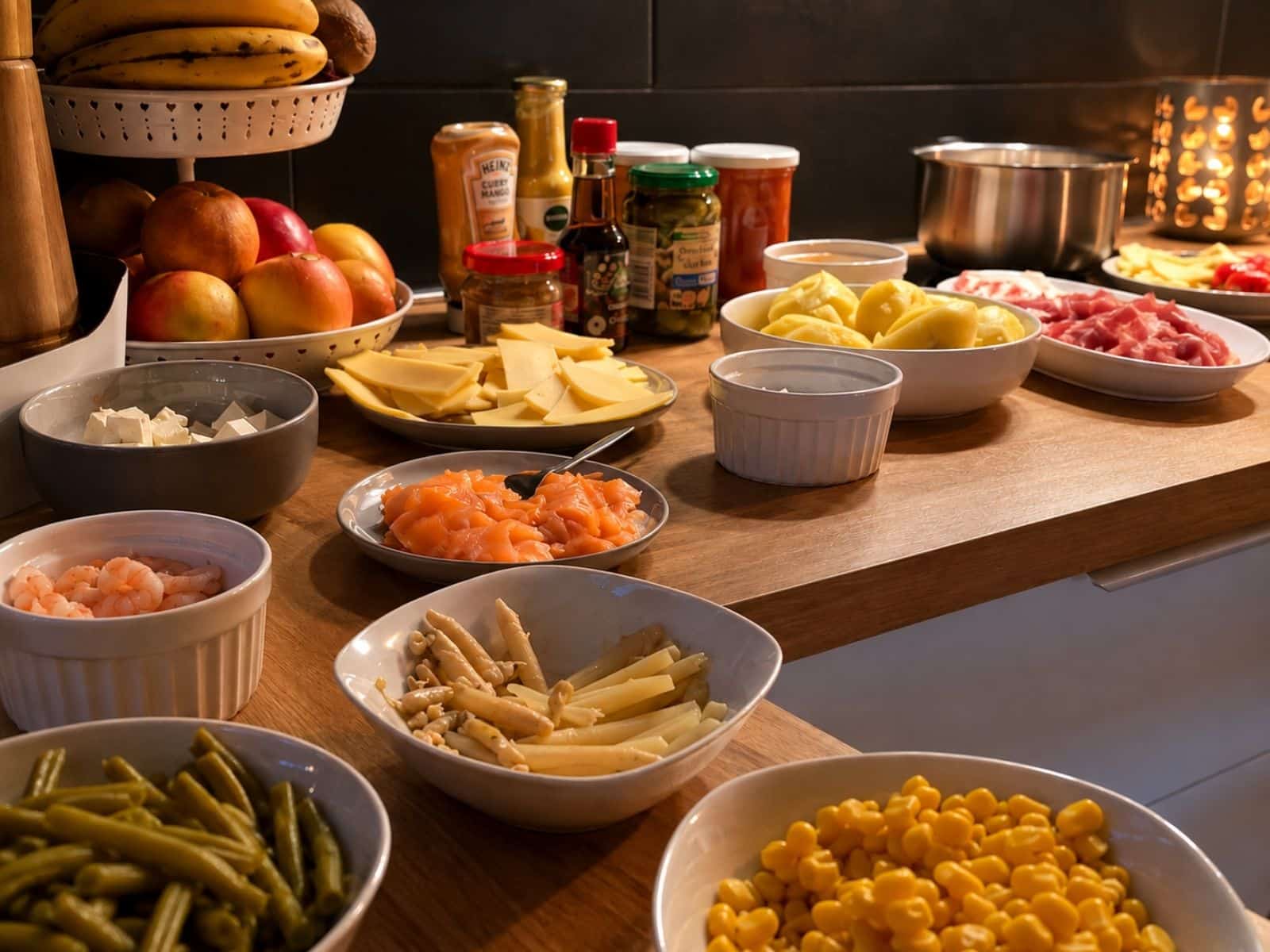 Verschiedene Zutaten fürs Raclette auf der Küchenarbeitsplatte